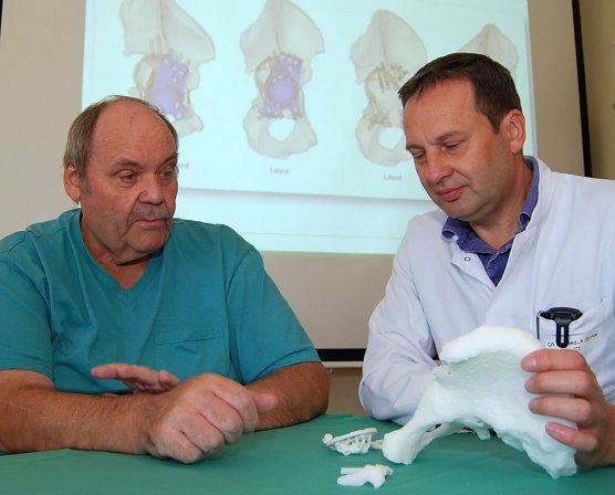 Chefarzt Birke zeigt G&uuml;nther Sorger die 3-D-H&uuml;fte (Foto: Helios Eisleben)