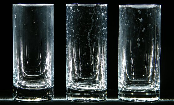 Selbst Marken&shy;produkte hinterlassen Schmutz und Kalk (Foto: Stiftung Warentest)