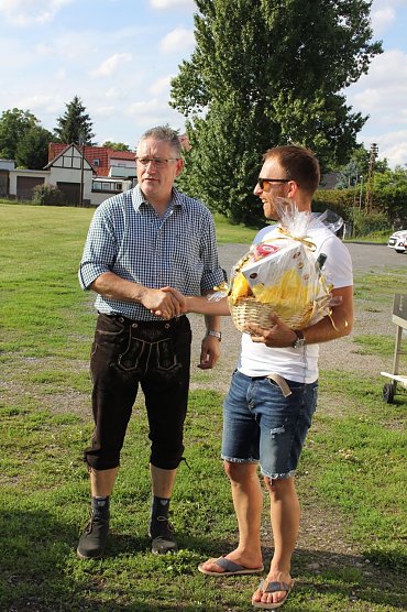 Spende an Feuerwehr Helfta (Foto: Privat) Spende an Feuerwehr Helfta (Foto: Privat)
