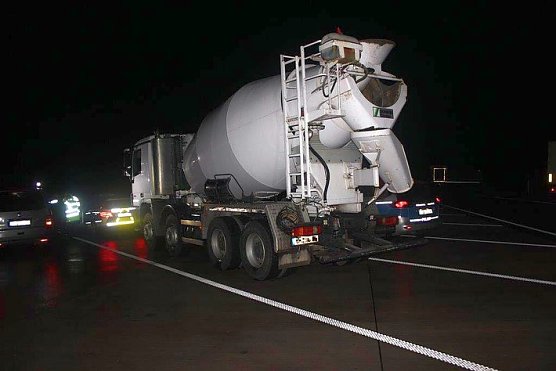 Polizei stoppt geklauten Betonmischer auf A 71 (Foto: Autobahnpolizei)