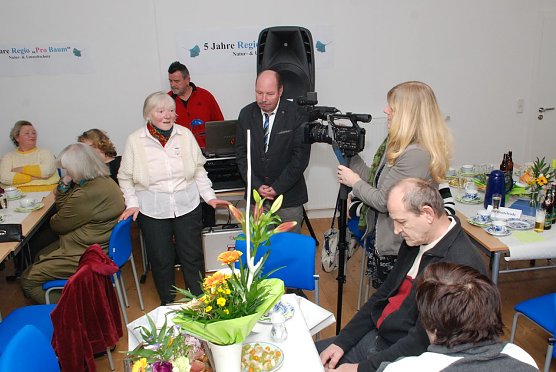 Die Lehrerin Ingrid Mehwald rezitierte Matthias Claudius� Ein Lied vom Reiffen. Neben ihr der Vorsitzender von Pro Baum, Hettstedt, Peter Frobel. (Foto: J. Miche)