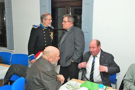 Bernd Giller (Mansfelder Pionierbataillon), Jens Diederichs (MdL, parteilos), Peter Frobel (Pro Baum) und Herbert Eckardt (Novalis-Kuratorium) im Gespr&auml;ch (im Uhrzeigersinn von hinten links). (Foto: J. Miche)