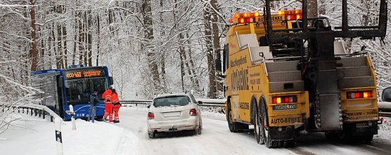 Die Leitplanke vor Grillenberg verhinderte Schlimmeres. Der Abschlepper konnte den Bus herausziehen (Foto: Jochen Miche)