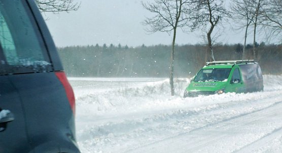 Im Stra&szlig;engraben der Klausstra&szlig;e (B 242) gelandet (Foto: Jochen Miche)