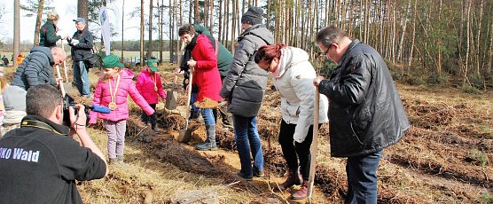 Kinder und Erwachsene beim Pflanzen von 550 B&auml;umen.  (Foto: J. Miche)