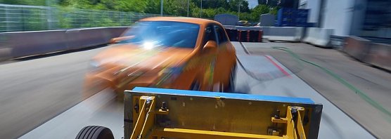 Kurz vor dem Aufprall der Barriere auf den Renault Twingo. (Foto: Uwe Rattay)