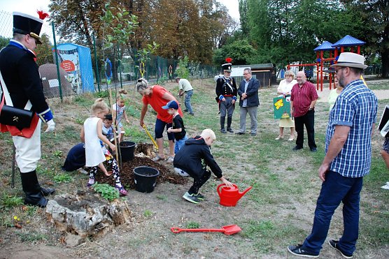 Trubel beim Pflanzen der B&auml;ume (Foto: J. Miche)