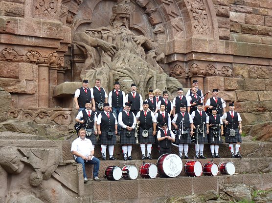 Schottische Musik vorm Kaiser Barbarossa (Foto: Stadtmarketing Bad Frankenhausen)
