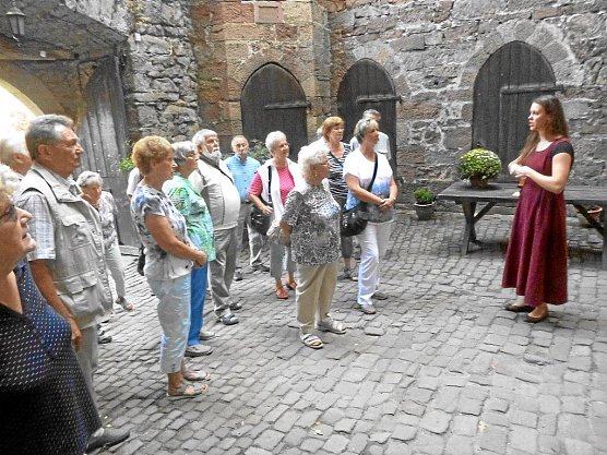 Burgfräulein Sonja empfängt ihre Gäste im Burghof (Foto: Otrfried Pabst) Burgfräulein Sonja empfängt ihre Gäste im Burghof (Foto: Otrfried Pabst)
