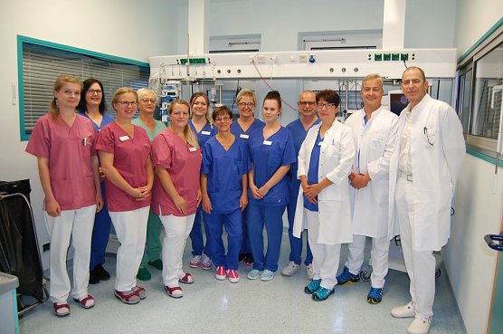 Dr. med. Frank Sch&ouml;ning gratuliert dem Team der Intensivmedizin  (Foto: Helios Klinik Hettstedt, Dagmar Mansfeldt )