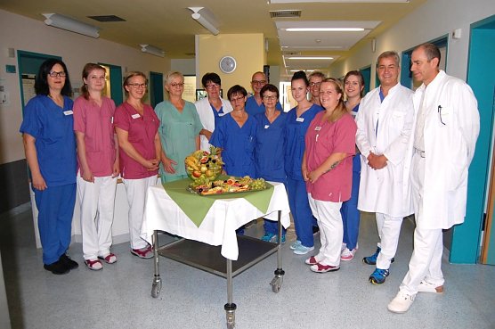 Dr. med. Frank Sch&ouml;ning gratuliert dem Team der Intensivmedizin  (Foto: Helios Klinik Hettstedt, Dagmar Mansfeldt)