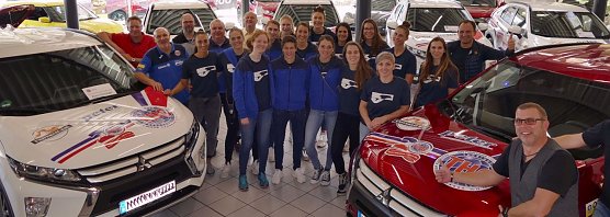 Autos &uuml;bergeben (Foto: AHP/H. Fischer)