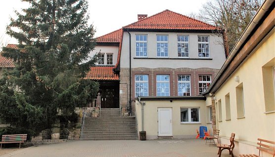 Grundschule Heiligenthal, Hofseite (Foto: J. Miche)