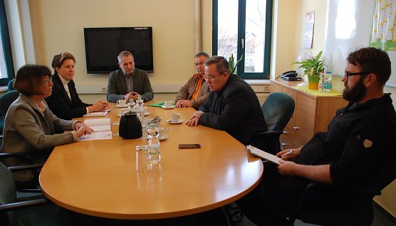 Gespr&auml;ch des MdL Jens Diederichs mit Landr&auml;tin Dr. Angelika Klein (Foto:  J. Miche)