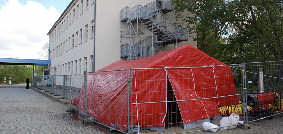 In diesem Zelt wurden heute die knapp 40 Bewohner und Betreuer der Asylbewerberunterkunft auf Corona untersucht. Die Ergebnisse sollen bereits morgen vorliegen (Foto: Miche)