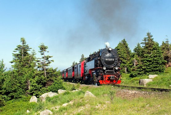 Ab dem 18. Mai werden wieder Dampfz&uuml;ge zum Brocken fahren. Auf den Strecken der Harzquer- und Selketalbahn verkehren zun&auml;chst Triebwagen (Foto: HSB/Dirk Bahnsen)