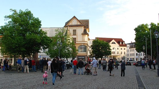 Gro&szlig;er Chor auf dem Markt. Zum Abschluss des Spaziergangs stimmten die meisten Teilnehmer in das Lied Die Gedanken sind frei ein (Foto: J. Miche)
