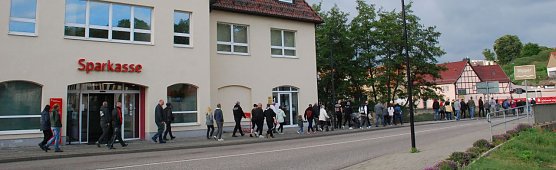 Der Sicherheitsabstand wurde eingehalten. Deshalb zog sich die Menschentraube &uuml;ber mehrere hundert Meter in die L&auml;nge.  (Foto: J. Miche )