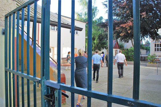 Ausgesperrt. Elterninitiative und Medienvertreter durften die Grundschule nicht betreten. Dies sei eine CDU-Veranstaltung, erkl&auml;rte CDU-Stadtrat Manfred Ahlf&auml;nger einem an der Besichtigung der Schule Interessierten. (Foto: J. Miche)