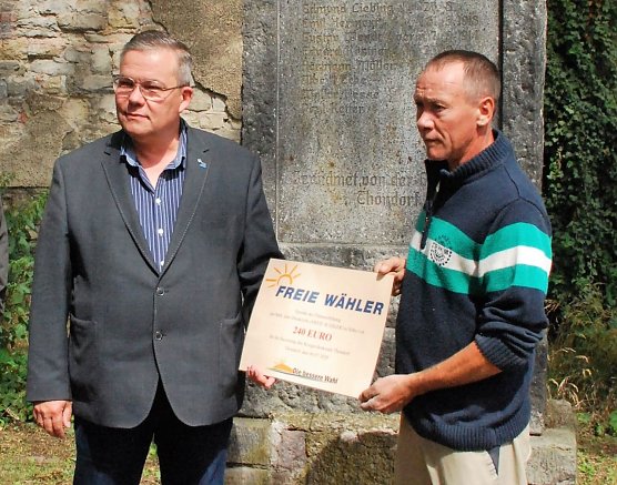 Falk Belger (rechts) nahm aus der Hand von Jens Diederichs einen symbolischen Scheck &uuml;ber 240 Euro entgegen. Das Geld war bereits zuvor &uuml;berwiesen worden. (Foto: J. Miche)