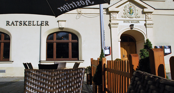 Nicht leere St&uuml;hle im und vor dem Ratskeller, sondern gar keine bewirkt Hettstedts B&uuml;rgermeister. Seine Pl&auml;ne mit dem Ratskeller sind noch geheim. (Foto: J. Miche)
