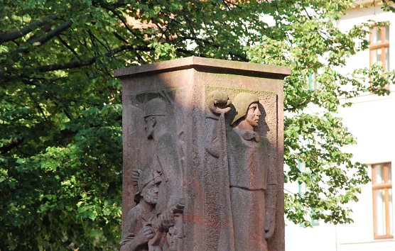 In Hettstedt sterben Traditionen: erst der Bergbau, dann die Verh&uuml;ttung, nun der Ratskeller. Das Foto zeigt das Bergbaudenkmal gegen&uuml;ber dem Rathaus. (Foto: J. Miche)