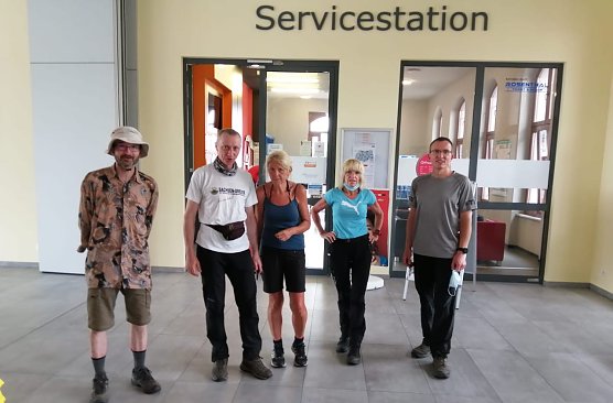 Am gro&szlig;en Ziel angekommen: Bahnhof Eisleben (v.l.n.r.: Chrsitian Richter (136 km), Andreas Golm (100 km), Elke &Ouml;ffner (147 km), Petra Formacon (136 km) und Lutz Hollerbuhl (147 km). Nicole Korleck und Bodo Schwarzberg hatten von Seesen nach Stra&szlig;berg 98 km erwandert.  (Foto: B.Schwarzberg)