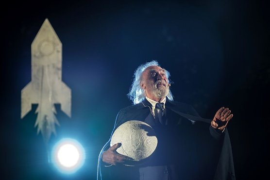 Zum Auftakt wurde vor ausverkauftem Haus S&ouml;ren Hornungs St&uuml;ck Es ist noch nicht soweit uraufgef&uuml;hrt (Foto: Frank Drechsler)