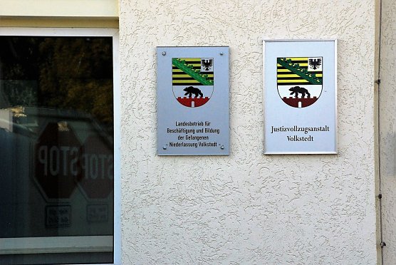 Eingang zur Justizvollzugsanstalt Volkstedt. Hier hei&szlig;t es erst einmal: Stop! So leicht kommt da niemand rein - und raus. (Foto: J. Miche)