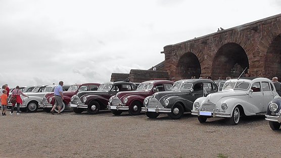 Oldtimertreffen unterm Kaiser-Wilhelm-Denkmal (Foto: U.Reinboth)