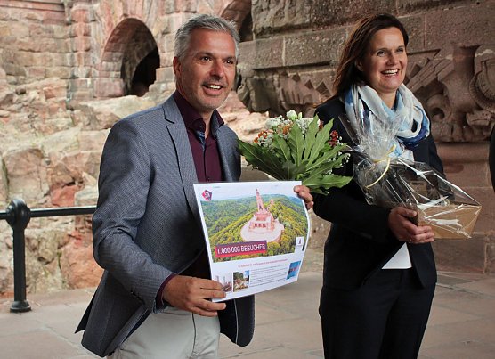 Einmillionster Besucher am st&uuml;rmischen Kyffh&auml;user-Denkmal (Foto: Karl-Heinz Herrmann)