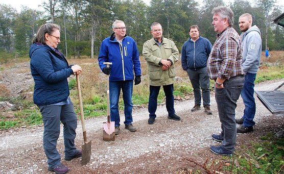 Sie wollen es wissen. Die Landtagsabgeordneten Kerstin Eisenreich, Andreas Steppuhn, Jens Diederichs und Hannes Loth im Gespr&auml;ch mit Uwe Daum und dessen Sohn Markus Daum. (Foto:  J. Miche)