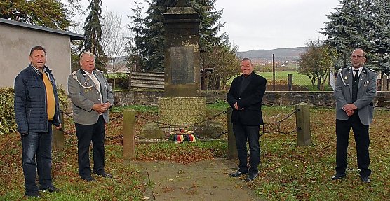 Kranzniederlegung (Foto: Ulrich Reinboth)