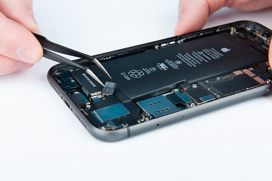 Sch&auml;den an Smartphones und Tablets lassen sich meist schwer beheben. (Foto: Stiftung Warentest)