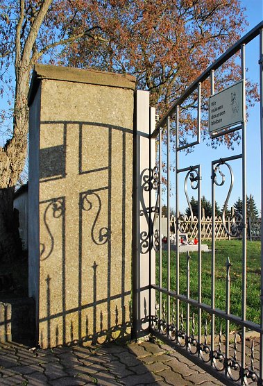 Der Eingang zum Friedhof in Greifenhagen bei Hettstedt. Im sp&auml;ten Nachmittagslicht des Herbstes wirft das Tor einen besonderen Schatten auf den Pfeiler (Foto: Jochen Miche )