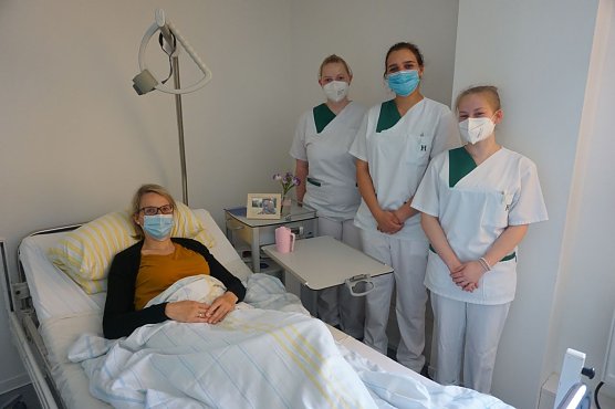 Azubis am Simulationspatienten (Foto: Helios Kliniken Mansfeld-S&uuml;dharz )