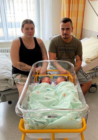 Anika und Benjamin John mit ihren Zwillingen Kilian und Malte   (Foto: Helios Klinik Sangerhausen )