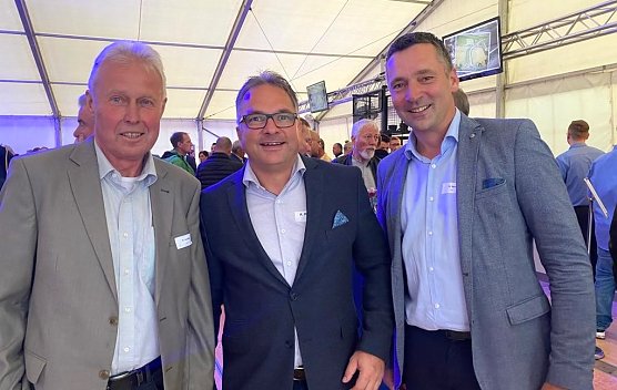 v.l.n.r.:) Ehrenvorsitzender des NUV Hans Joachim Junker, Gesch&auml;ftsf&uuml;hrer Andreas Reiche von der M&uuml;tze & R&auml;tzel Bauunternehmen GmbH und Niels Neu, Vorstandsvorsitzender des NUV (Foto: NUV)