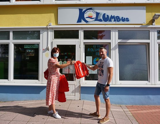 &Uuml;bergabe  (Foto: Helios Kliniken Mansfeld-S&uuml;dharz GmbH, Antonia B&uuml;tof.)