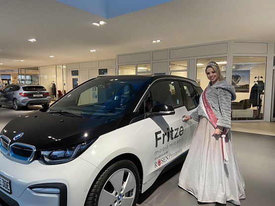 Neuer Dienstwagen für Rosenprinzessin (Foto: Foto: Heiko Leßmann - Rosenstadt Sangerhausen GmbH ) Neuer Dienstwagen für Rosenprinzessin (Foto: Foto: Heiko Leßmann - Rosenstadt Sangerhausen GmbH )