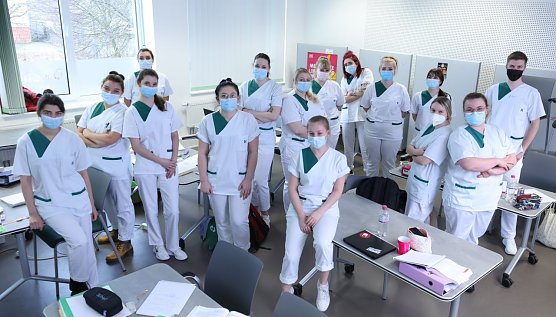 Beim Projekt Sch&uuml;ler leiten eine Station &uuml;bernehmen die Azubis aus dem dritten Ausbildungsjahr f&uuml;r zwei Wochen eigenverantwortlich alle Aufgaben eine Station       (Foto: Helios Kliniken Mansfeld-S&uuml;dharz GmbH/Thomas Oberl&auml;nder)