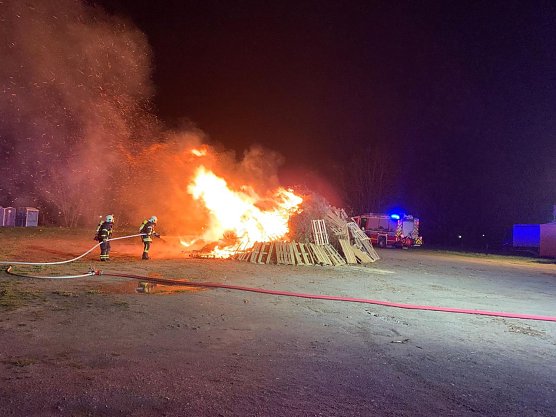 Osterfeuer angezündet (Foto: Thomas Klaube ) Osterfeuer angezündet (Foto: Thomas Klaube )