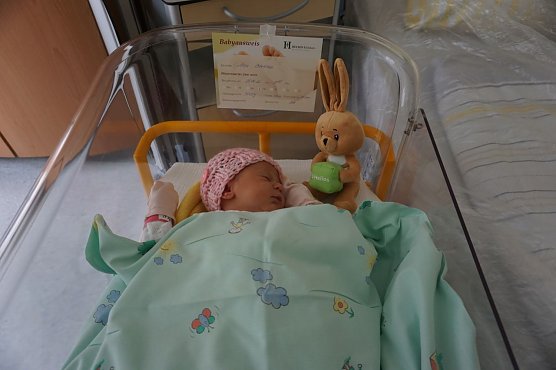 Alea Berisha, das 200. Baby in diesem Jahr (Foto: Helios Kliniken Mansfeld-S&uuml;dharz GmbH, Antonia B&uuml;tof )