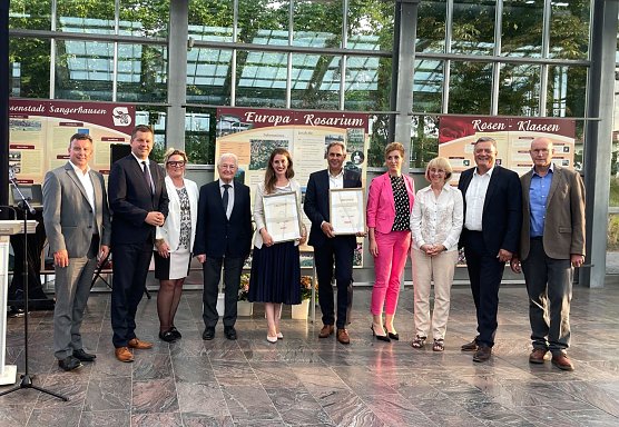 v. l.: Andr&eacute; Schr&ouml;der (Landrat Mansfeld-S&uuml;dharz), Sven Schulze (Minister f&uuml;r Wirtschaft, Tourismus, Landwirtschaft und Forsten), Kathrin Tarricone (Mitglied des Landtages, FDP), Dr. Horst Rehberger (Minister a. D.) ehrten die diesj&auml;hrigen Gewinner des Unternehmergeists Mansfeld-S&uuml;dharz Julie Landgraf (newcycle GmbH) sowie G&uuml;nther Blesch (BB Stanz- und Umformtechnik GmbH).  (Foto: Industrie- und Handelskammer Halle)