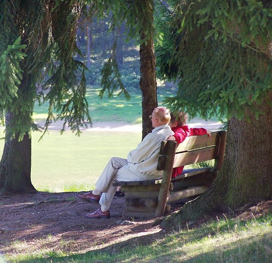 Bei extremer Sommerhitze sollten insbesondere Senioren und Kinder im Wald verweilen und die ausgeglichenen Temperaturen genie&szlig;en (Foto: Dr. Horst Spro&szlig;mann)