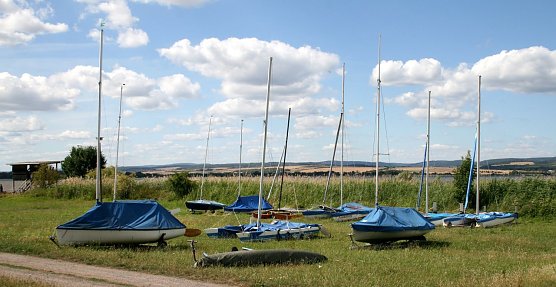 Die Boote m&uuml;ssen auf dem Trockenen bleiben, im Stausee gibt es zur Zeit nicht genug Wasser (Foto: Ulrich Reinboth)
