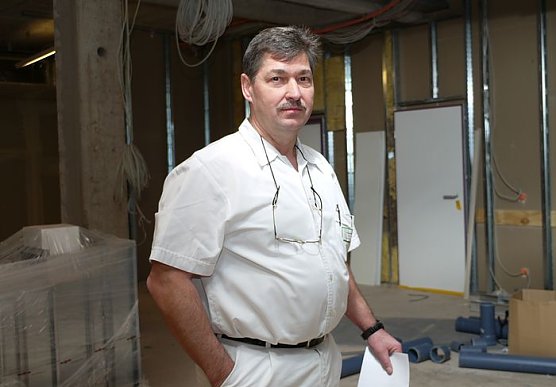 Steinbr&uuml;ck mitten in einer Baustelle (Foto: SHK)