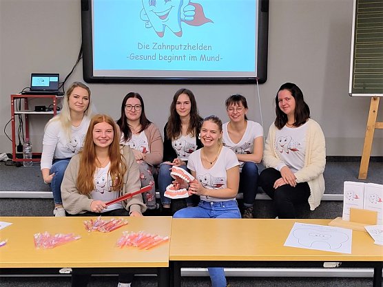 Mithilfe des Zahnmodells zeigten die Auszubildenden den Kindern, wie die Z&auml;hne richtig sauber werden    (Foto: Helios Kliniken Mansfeld-S&uuml;dharz )