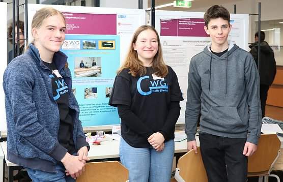 &Uuml;ber einen Sonderpreis der IHK Halle-Dessau beim Regionalwettbewerb Jugend forscht und Sch&uuml;ler experimentieren in der Kategorie Arbeitswelt und Chemie freuen sich Janusz Kohnert (15), Tessa Marleen Seyfert (16) und Frederik Tiede (15). (Foto: IHK Halle)