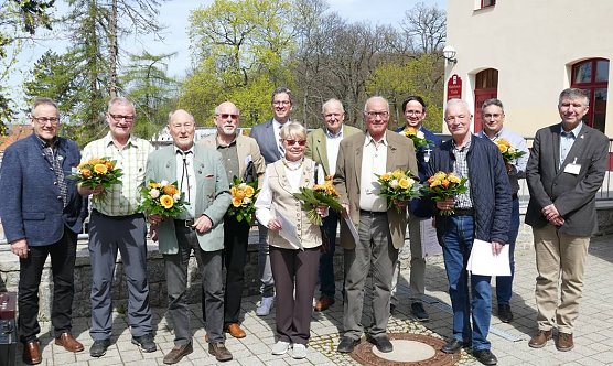von links: Hauptschatzmeister R&uuml;diger Kail, Volker Friedrich und Wolfgang Grave, stellv. Pr&auml;sident Peter Sieckel, Harzklub-Pr&auml;sident Dr. Oliver Junk, Ruth Watzek, Alfred Heineke (ZwV Bad Harzburg), Rainer Nicolai, Christian Resow, stellv. Hauptwegewart Manfred B&ouml;hm, Hauptheimatgruppenwart Michael Kerl, stellv. Pr&auml;sident Klaus Dumeier (Foto: Dirk Erfurt)
